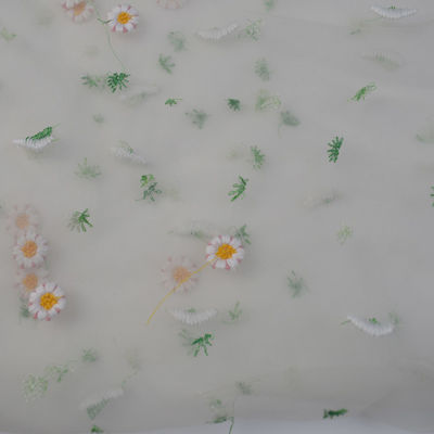 服は柔らかい純スパンコールによって刺繍されたレースの生地に玉を付けた