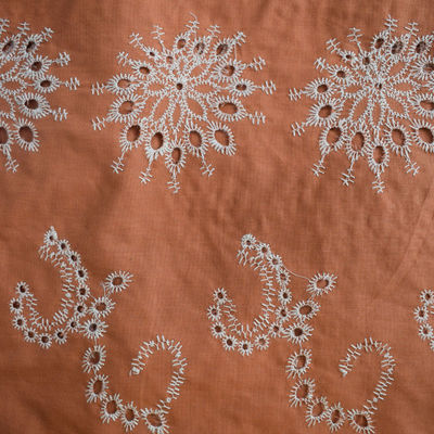 柔らかさのフォーマルな制服の刺繍された無地の綿織物の衣服の織物