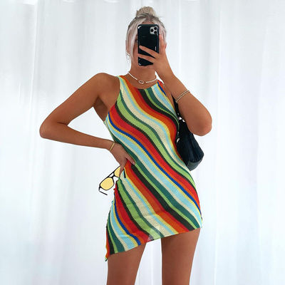細い袖なしの円形つば色の縞の服の女性