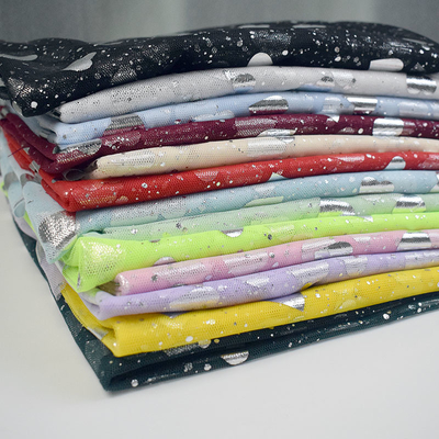 70gsm網ヤーンの柔らかいテュルの生地のよこ糸ヤーンの刺繍の青銅色になること